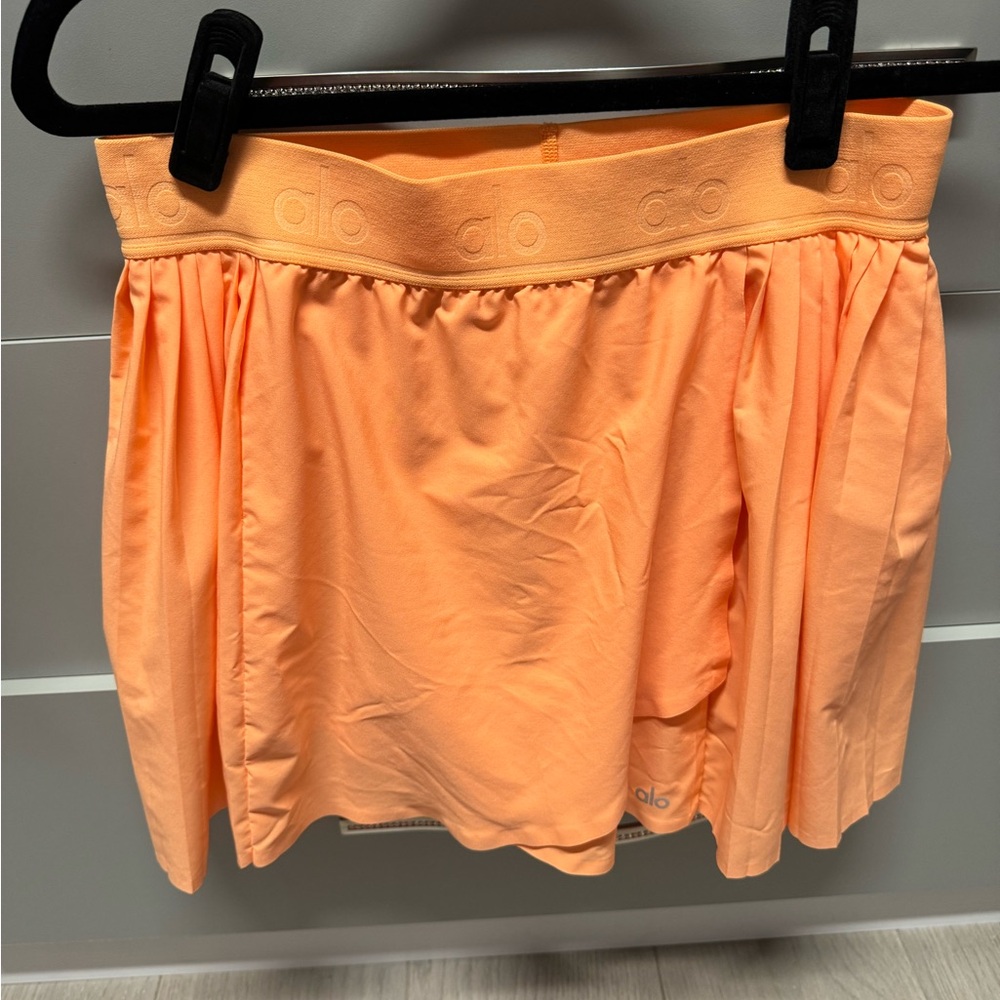 ALO YOGA- ACES TENNIS SKIRT - CANTELOUPE